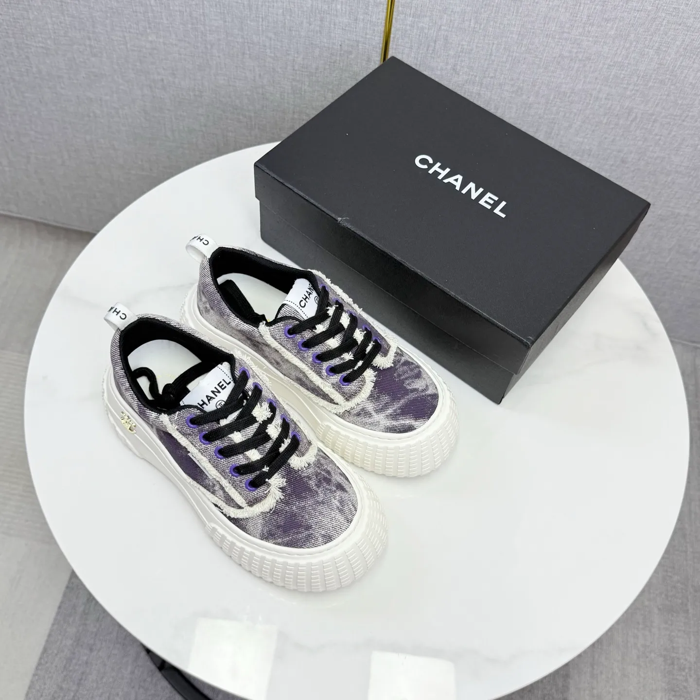 💕💕Factory direct selling price p640💕💕 Chanel Panda Shoes! 2025 counter's top casual sports shoes, this classic design; the upper is in the style of electric embroidery with various techniques; the outsole is fashionable and sporty; the unusual inclusion of a variety of color matching elements... The diversified mix and match is very good-looking and versatile, and can be used for leisure, fashion, sports, and outdoor... ꫛꫀꪝ Go➫ Materials: ❶Upper made of: original imported first-layer silk cowhide + original version waterproof cloth + original first-layer cowhide ❷Inner lining: Original Yangli+wang ❸ Outsole based on: Original TPU combination outsole Counter boutique packaging complete set for women 35–41